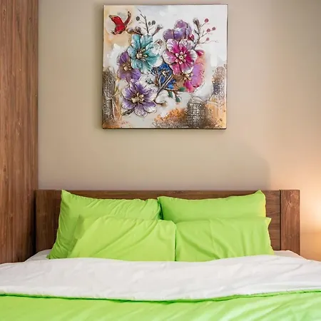 Elegant Spotless In Center Apartment *
